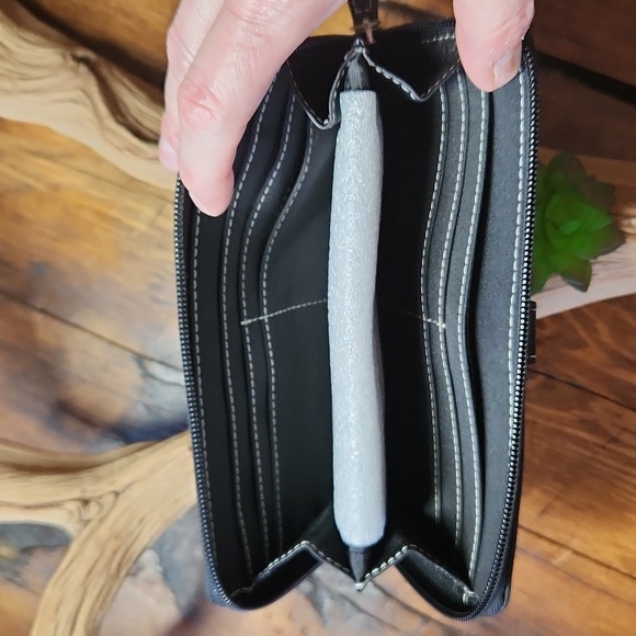 NWOT Tignanello Leather Wallet Clutch - Picture 4 of 7